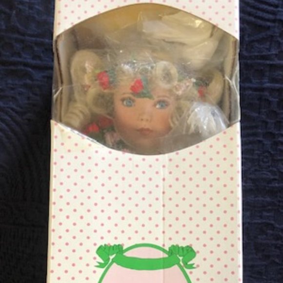 NEW! Treasury collection “angel of love” genuine porcelain doll NIB - Picture 4 of 4